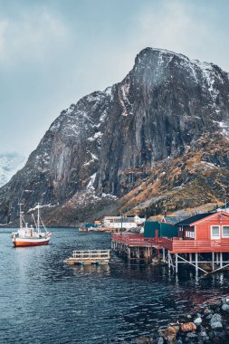 Norveç, Lofoten Adaları 'ndaki Hamnoy balıkçı köyü 