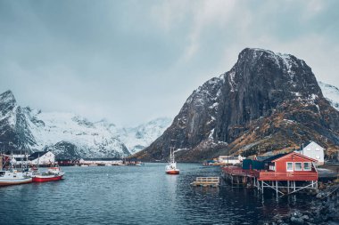 Norveç, Lofoten Adaları 'ndaki Hamnoy balıkçı köyü 