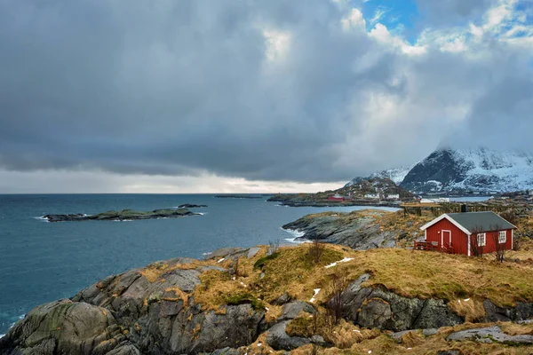 Clif ile geleneksel kırmızı rorbu ev Lofoten Adaları, Norveç
