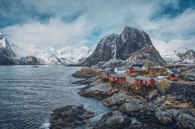 Norveç, Lofoten Adaları 'ndaki Hamnoy balıkçı köyü