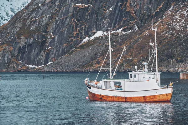 Schip in Hamnoy vissersplaatsje op de Lofoten eilanden, Noorwegen — Stockfoto
