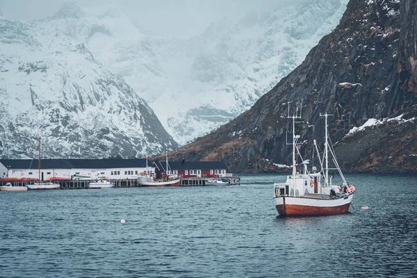 Schip in Hamnoy vissersplaatsje op de Lofoten eilanden, Noorwegen — Stockfoto