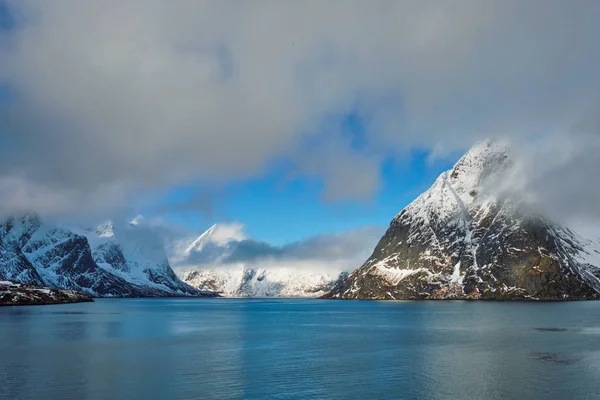 Fiorde norueguês e montanhas no inverno. Lofoten Islands, Noruega — Fotografia de Stock