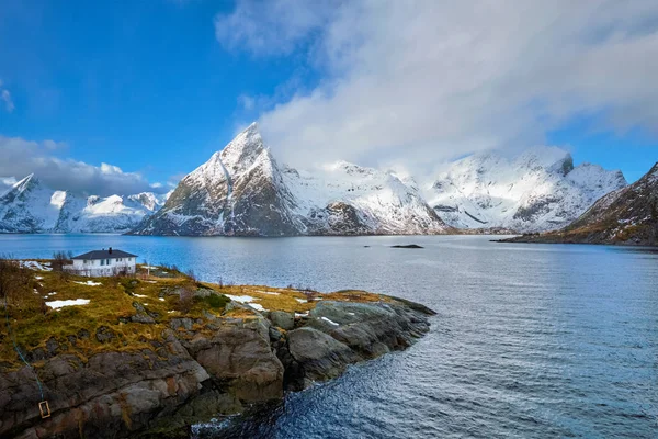 Fjord norvégien et montagnes en hiver. Îles Lofoten, Norvège — Photo