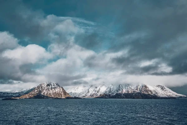 Fiordo noruego y montañas en invierno. Islas Lofoten, Noruega — Foto de Stock