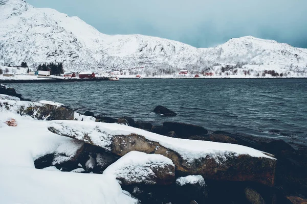 Norska fjorden med röda rorbu hus i Norge på vintern — Stockfoto