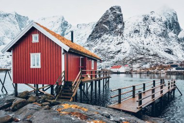 Geleneksel kırmızı rorbu evde Reine Köyü Lofoten Adaları,