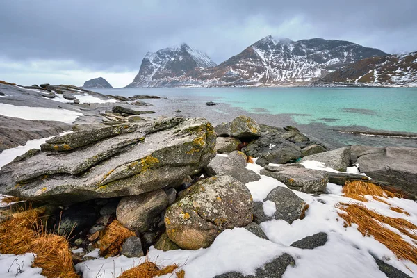 Costa rochosa do fiorde na Noruega — Fotografia de Stock