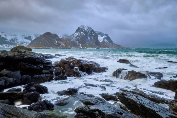 Rocky coast of fjord i Norge — Stockfoto