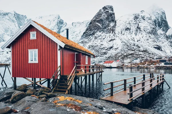 Traditionelles rotes rorbu-Haus in einem reinen Dorf auf den Lofoten, — Stockfoto