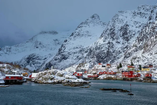 Norveç Lofoten Adaları Ndaki Balıkçı Köyü Kışın Kar Yağarken — Stok fotoğraf