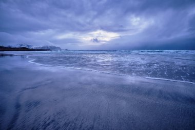 Beach, Norveç Denizi kayalık kıyısında fiyort günbatımı üzerinde. Skagsanden beach, Lofoten Adaları, Norveç