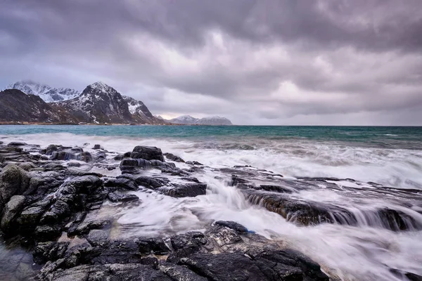 Costa rocciosa del fiordo in Norvegia — Foto Stock
