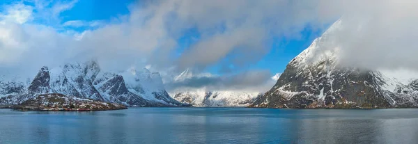 Fiorde norueguês e montanhas no inverno. Lofoten Islands, Noruega — Fotografia de Stock