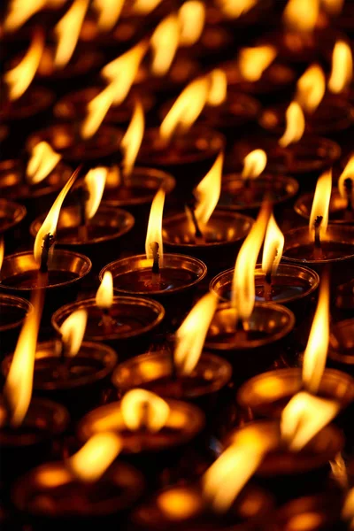 Зажигание свечей в буддийском храме. Дхарамсала, Химачал-Прадеш — стоковое фото