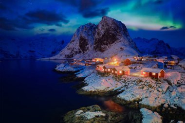 Norveç, Lofoten Adaları 'ndaki Hamnoy balıkçı köyü