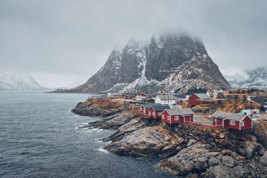 Norveç, Lofoten Adaları 'ndaki Hamnoy balıkçı köyü