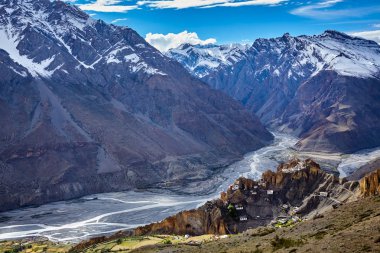 Dhankar manastırı Himalayalar, Hindistan 'da bir uçuruma tünemişti.