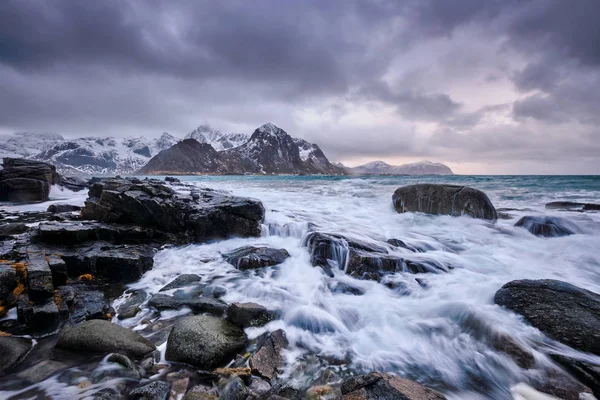 Côte rocheuse du fjord en Norvège — Photo