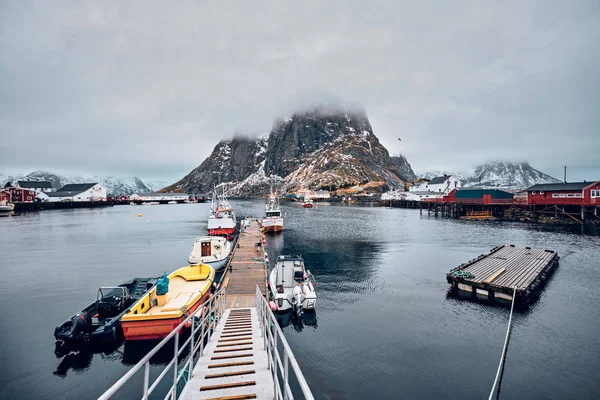 Norveç, Lofoten Adaları 'ndaki Hamnoy balıkçı köyü — Stok fotoğraf