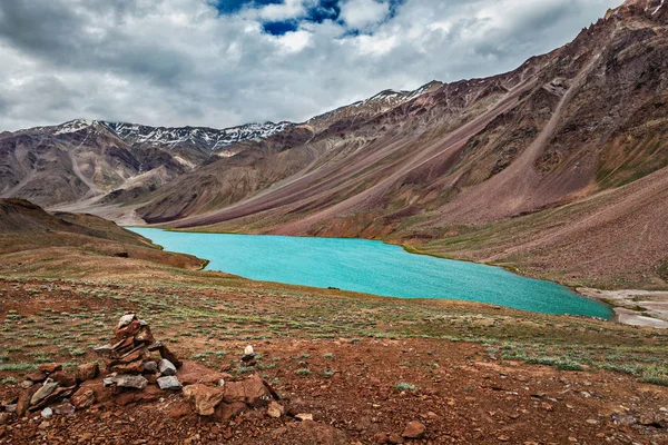 Chandra Tal jezero v Himalájích — Stock fotografie