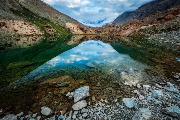 Deepak Tal jezioro w Himalajach — Zdjęcie stockowe