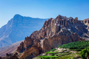 Cliff Himalayalar, Hindistan üzerinde Dhankar gompa manastır