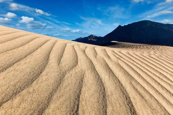 Sand dunes in mountains — Stock Photo, Image