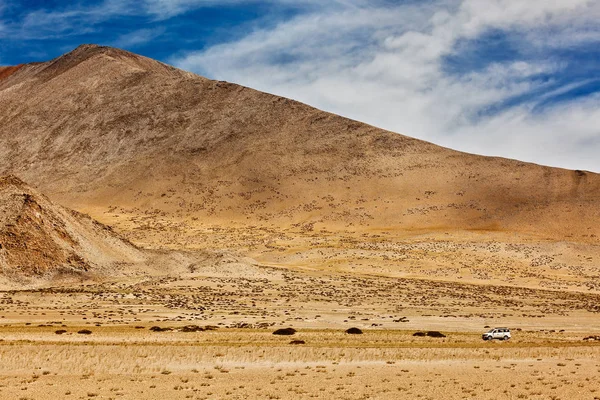 Bil i Himalaya, Ladakh — Stockfoto