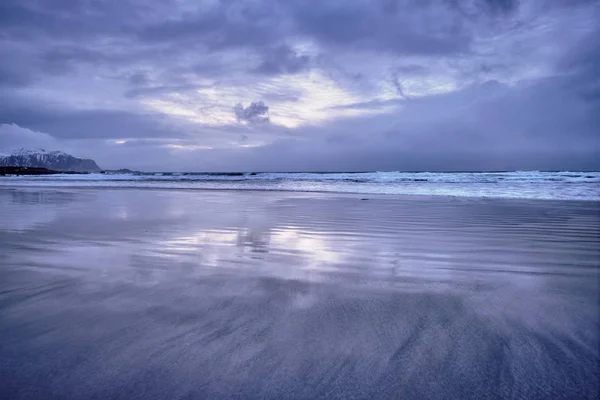 Skagsanden beach, a naplemente, a Lofoten-szigetek, Norvégia — Stock Fotó