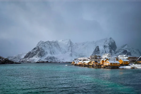 黄色がり家、ノルウェーのロフォーテン諸島 — ストック写真