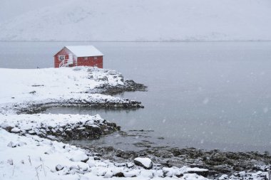 Kışın Lofoten Adaları, Norveç 'te Red rorbu evi