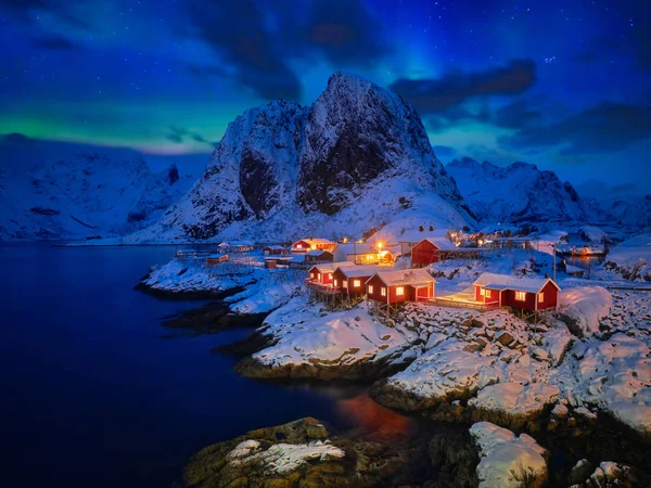 Norveç, Lofoten Adaları 'ndaki Hamnoy balıkçı köyü — Stok fotoğraf