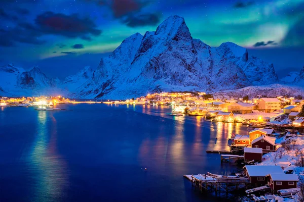 Reine Köyü gece. Lofoten Adaları, Norveç — Stok fotoğraf