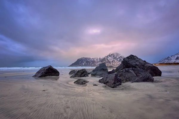Skagsanden strand op zonsondergang, Lofoten eilanden, Noorwegen — Stockfoto