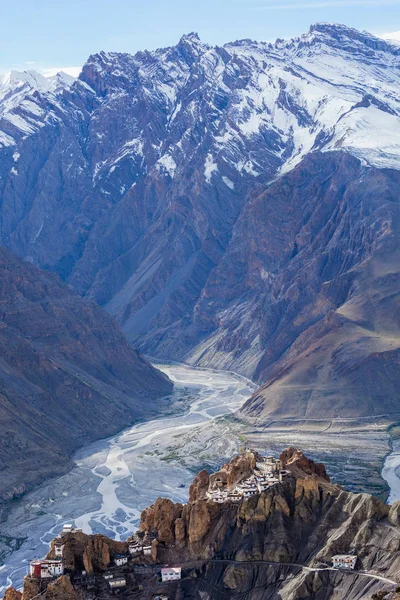 Dhankar manastırı Himalayalar, Hindistan 'da bir uçuruma tünemişti. — Stok fotoğraf