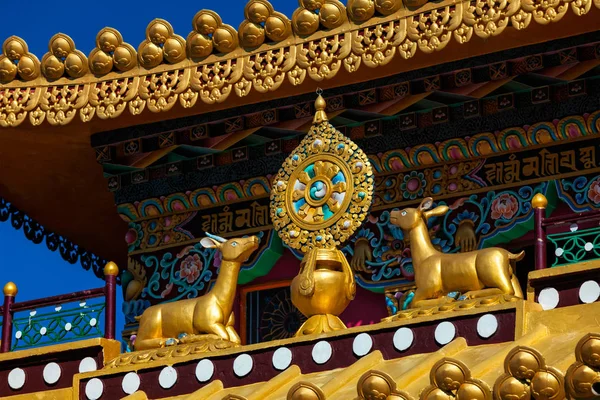 Buddhistiska hjulet i lagen om kloster, Indien — Stockfoto
