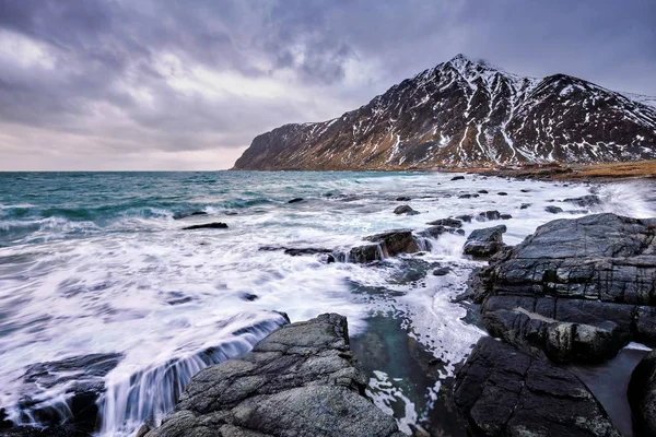 Fiordo norvegese e montagne in inverno. Isole Lofoten, Norvegia — Foto Stock