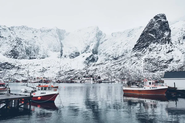 Nave en Hamnoy pueblo pesquero en las Islas Lofoten, Noruega — Foto de Stock