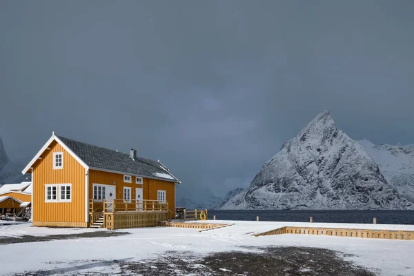 Fischerdorf Sakrisoy auf den Lofoten, Norwegen — Stockfoto