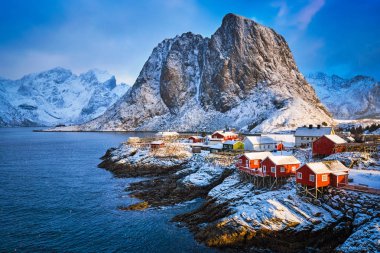 Norveç, Lofoten Adaları 'ndaki Hamnoy balıkçı köyü 