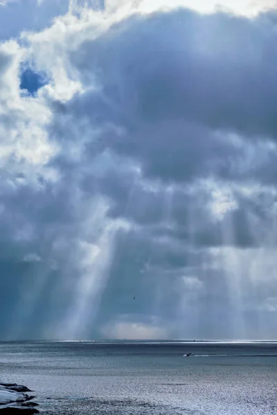 La mer norvégienne en hiver avec les rayons du soleil — Photo