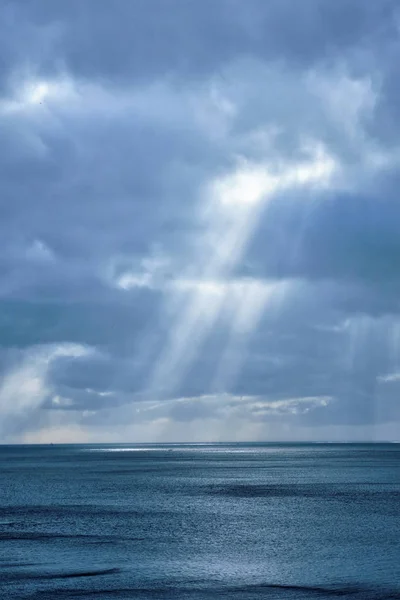 太陽光線、冬のノルウェー海 — ストック写真