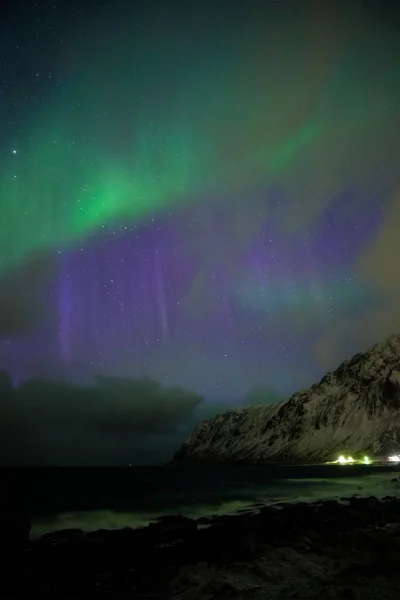 Aurora borealis Kuzey ışıkları. Lofoten Adaları, Norveç — Stok fotoğraf