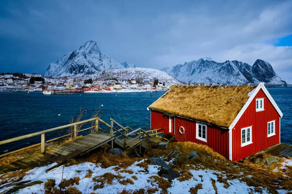 Traditionelles rotes rorbu-Haus in einem reinen Dorf auf den Lofoten, — Stockfoto