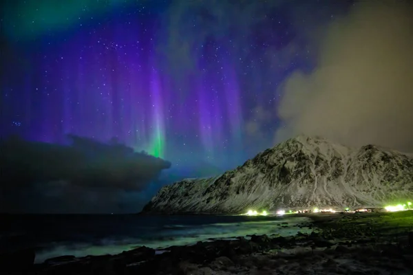 Aurora borealis Kuzey ışıkları. Lofoten Adaları, Norveç — Stok fotoğraf