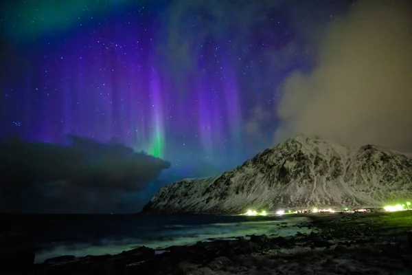 Aurora boreal é luzes do norte. Lofoten Islands, Noruega — Fotografia de Stock