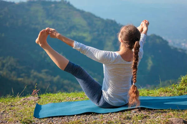 Yoga en plein air dans les montagnes — Photo