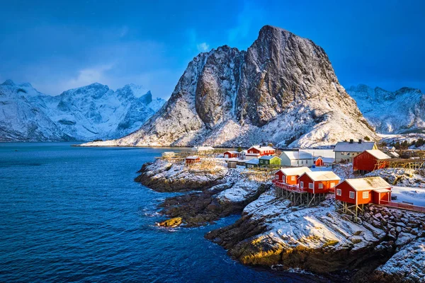 Norveç, Lofoten Adaları 'ndaki Hamnoy balıkçı köyü — Stok fotoğraf