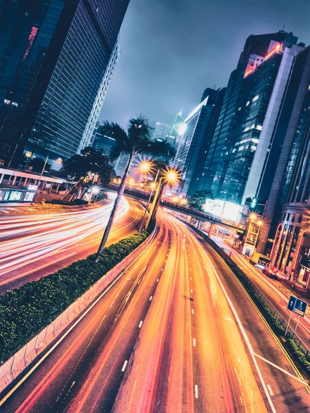 Straat traffic in Hong Kong's nachts — Stockfoto